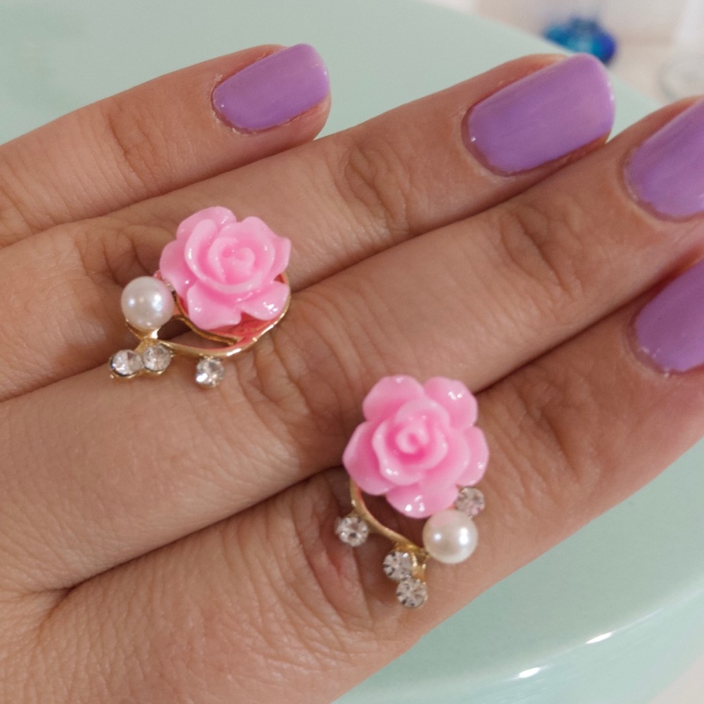 ADORABLE๐๐๐PINK๐นROSE GOLDEN VINE CZ STUDS!๐๐ - Picture 1 of 6
